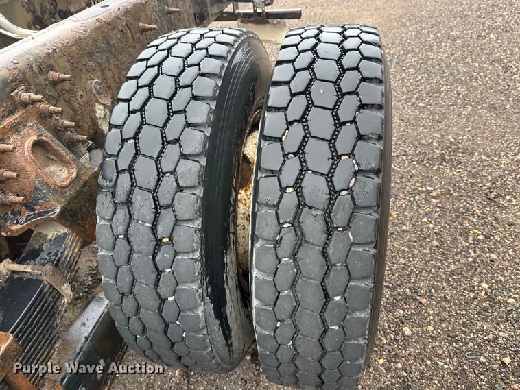 image for item DW4315 2012 International 7400 truck cab and chassis