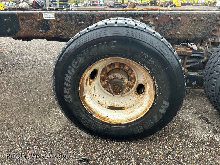 image for item DW4315 2012 International 7400 truck cab and chassis