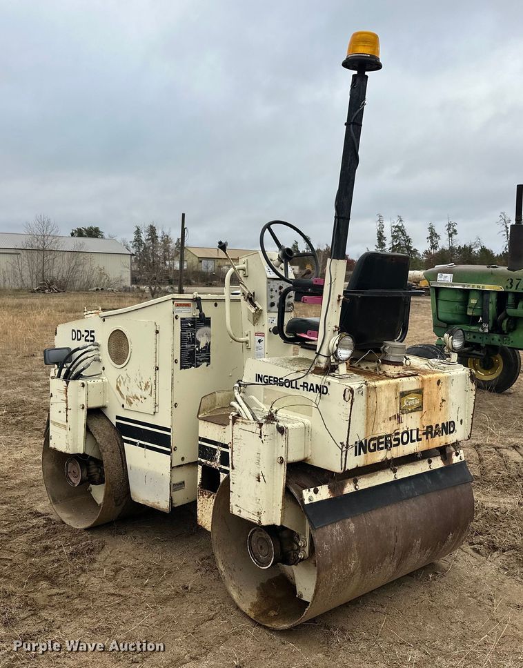image for item DW4318 Ingersoll Rand DD-25 double drum vibratory roller