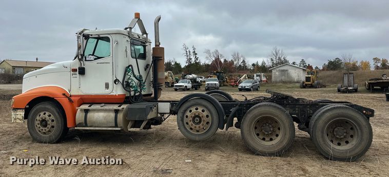 image for item DW4321 2007 International 9400i semi truck