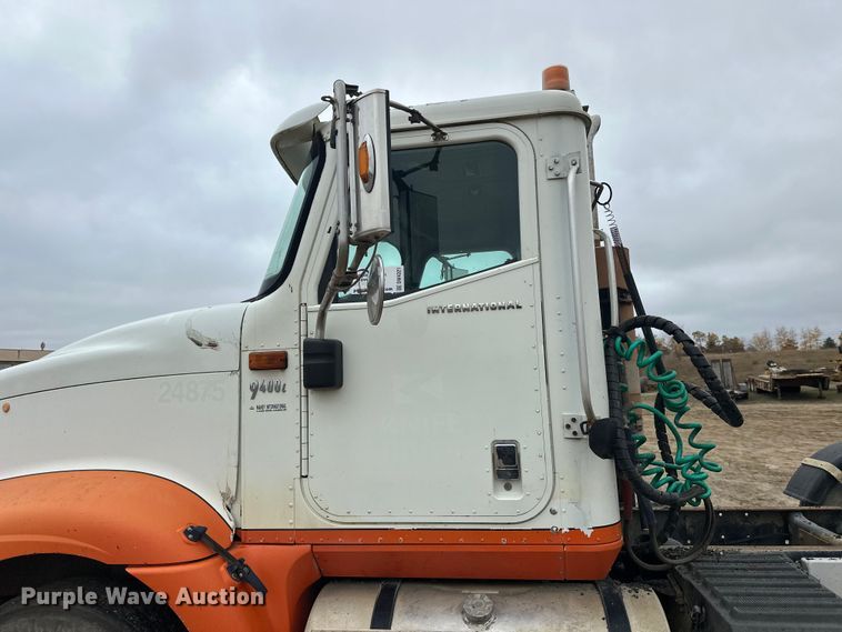 image for item DW4321 2007 International 9400i semi truck