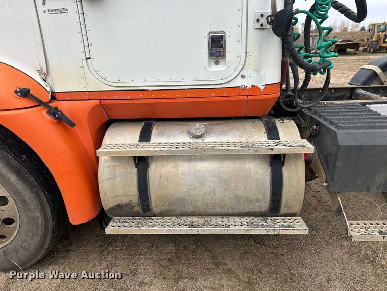 image for item DW4321 2007 International 9400i semi truck