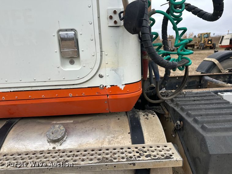 image for item DW4321 2007 International 9400i semi truck