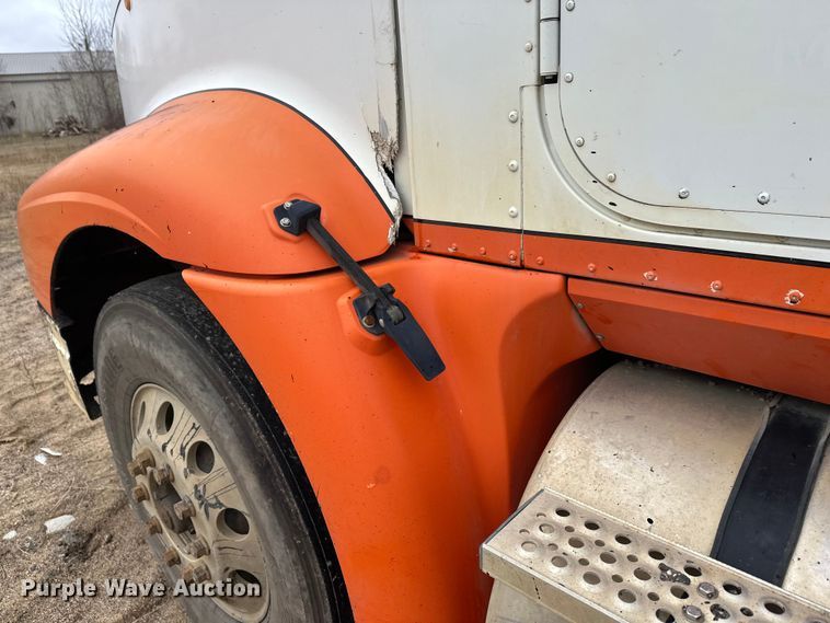 image for item DW4321 2007 International 9400i semi truck