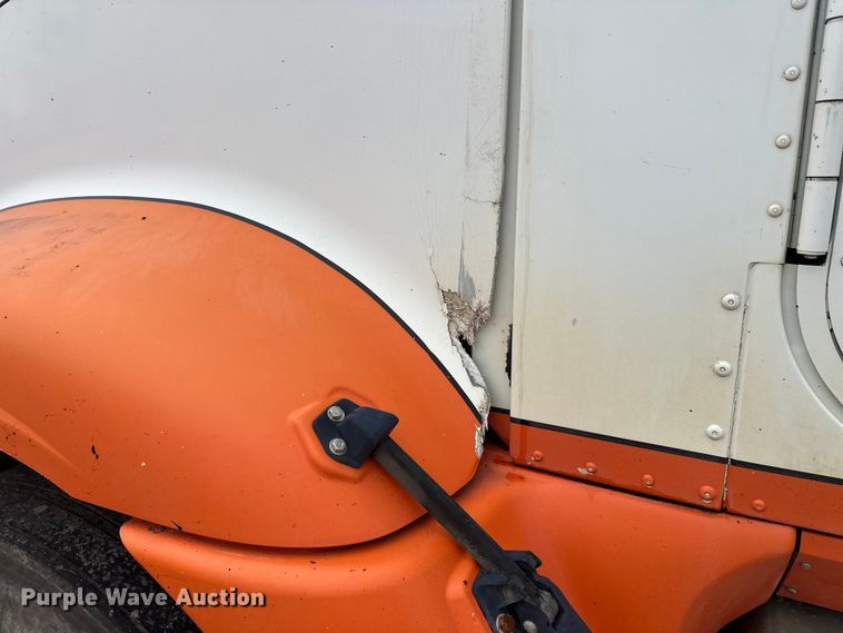 image for item DW4321 2007 International 9400i semi truck