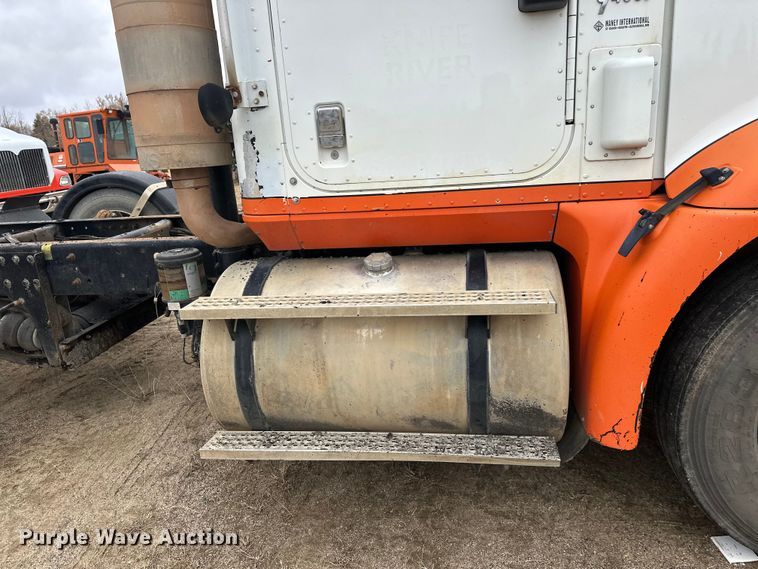 image for item DW4321 2007 International 9400i semi truck