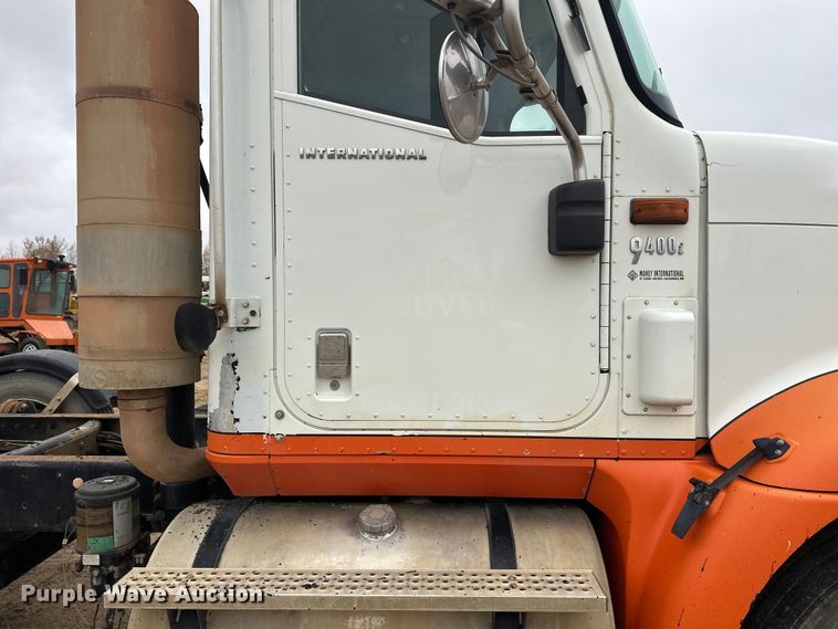 image for item DW4321 2007 International 9400i semi truck