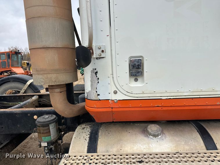 image for item DW4321 2007 International 9400i semi truck