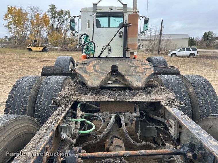 image for item DW4321 2007 International 9400i semi truck