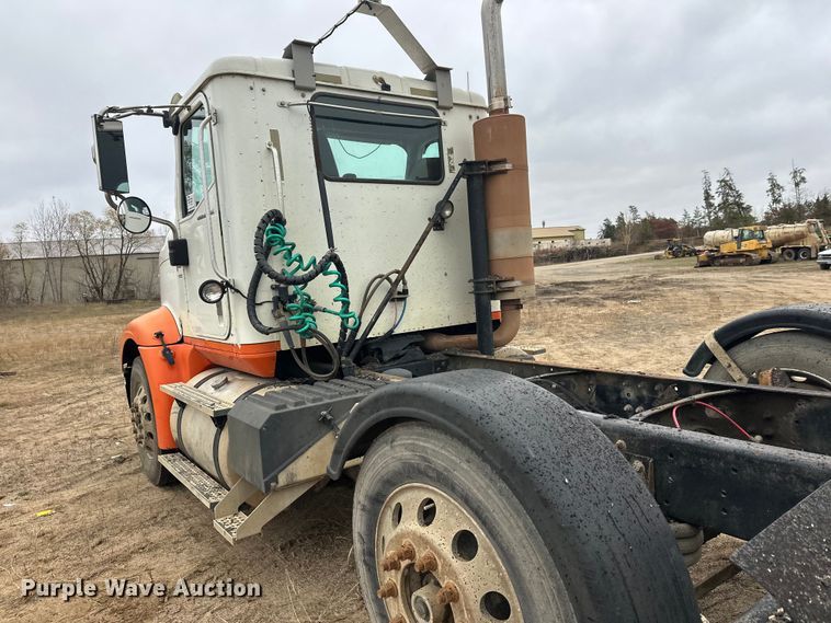 image for item DW4321 2007 International 9400i semi truck