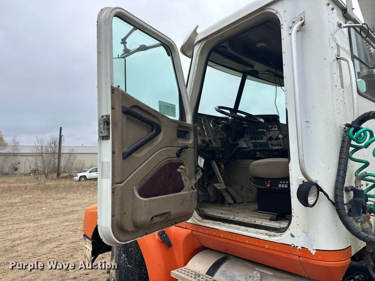 image for item DW4321 2007 International 9400i semi truck