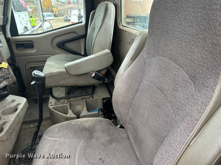 image for item DW4321 2007 International 9400i semi truck