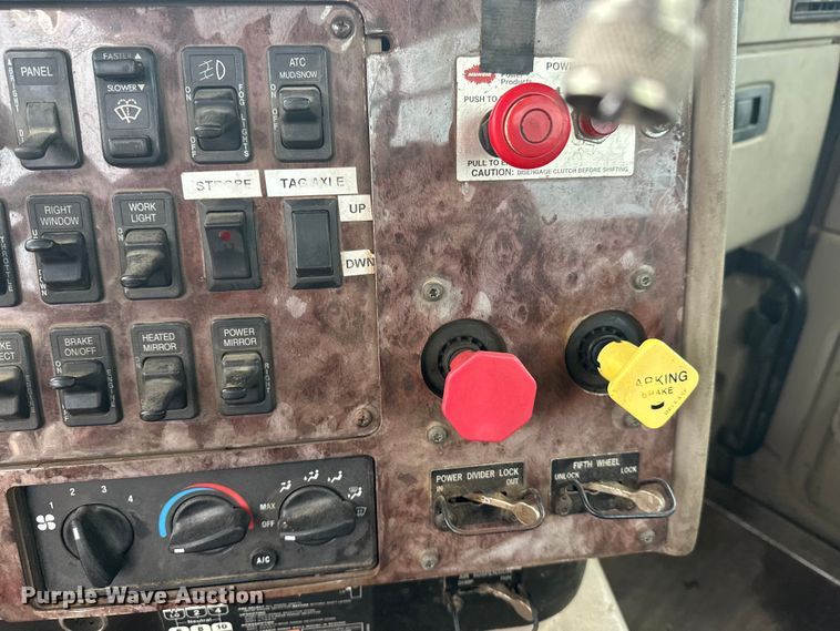 image for item DW4321 2007 International 9400i semi truck