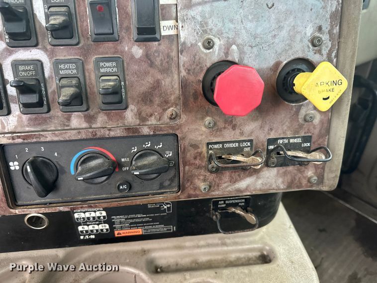 image for item DW4321 2007 International 9400i semi truck