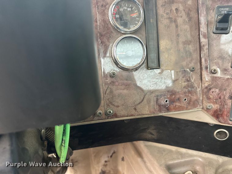 image for item DW4321 2007 International 9400i semi truck