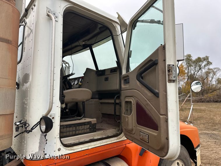 image for item DW4321 2007 International 9400i semi truck