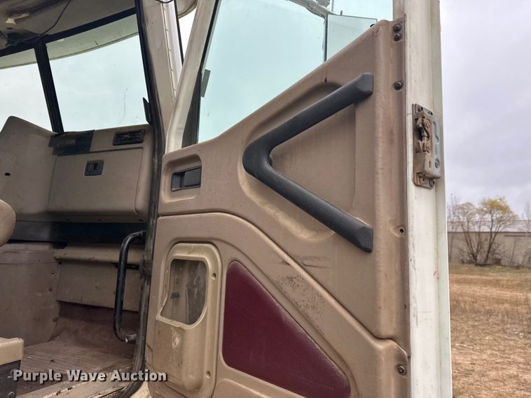 image for item DW4321 2007 International 9400i semi truck