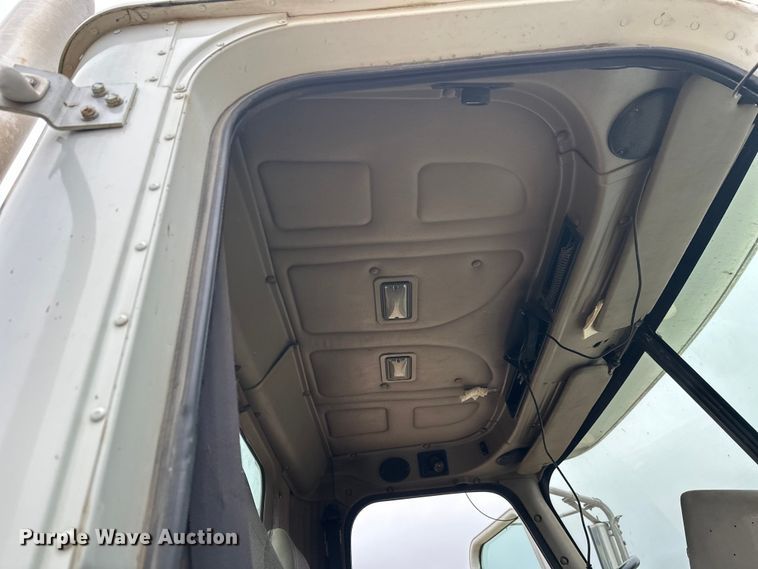 image for item DW4321 2007 International 9400i semi truck