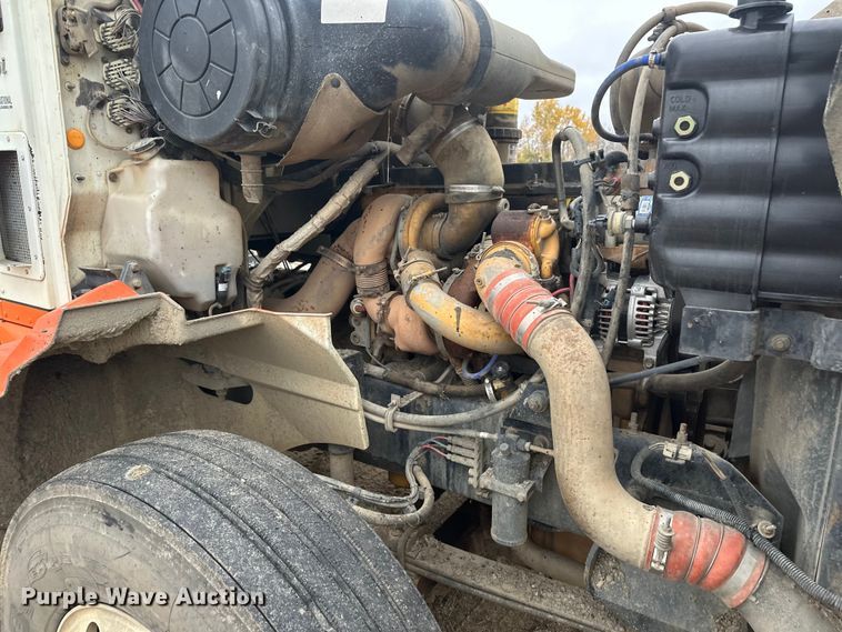 image for item DW4321 2007 International 9400i semi truck