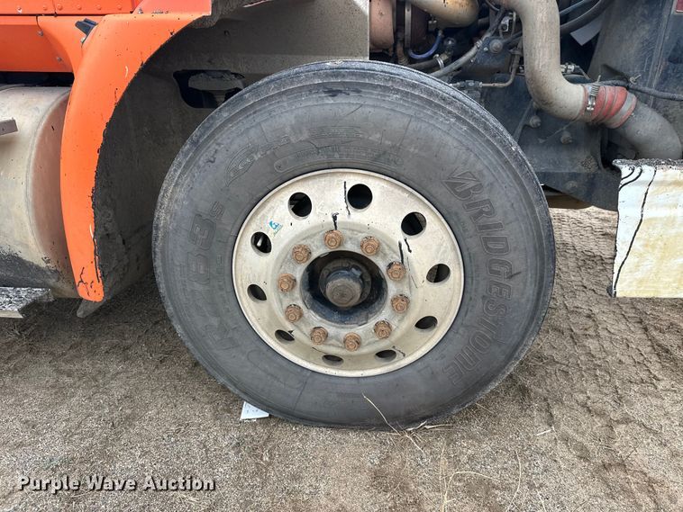 image for item DW4321 2007 International 9400i semi truck