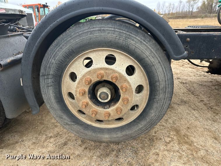 image for item DW4321 2007 International 9400i semi truck