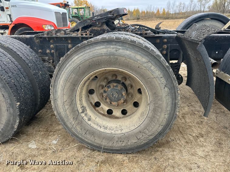 image for item DW4321 2007 International 9400i semi truck