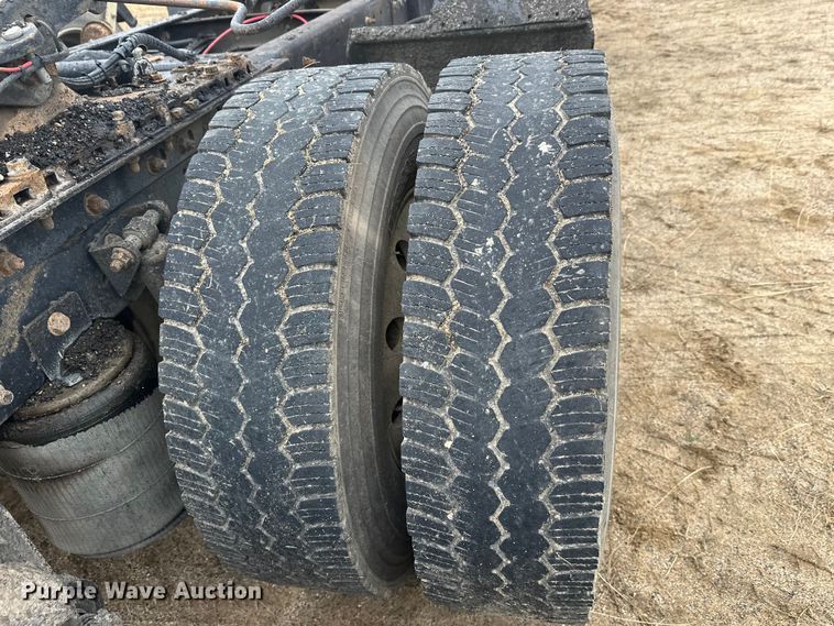 image for item DW4321 2007 International 9400i semi truck