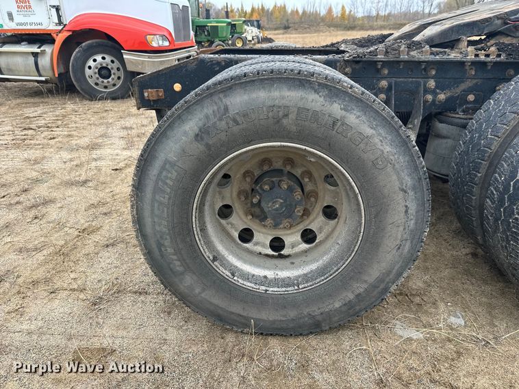 image for item DW4321 2007 International 9400i semi truck