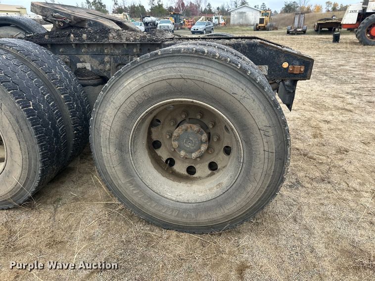 image for item DW4321 2007 International 9400i semi truck