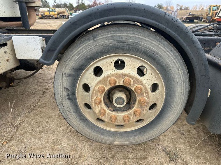 image for item DW4321 2007 International 9400i semi truck