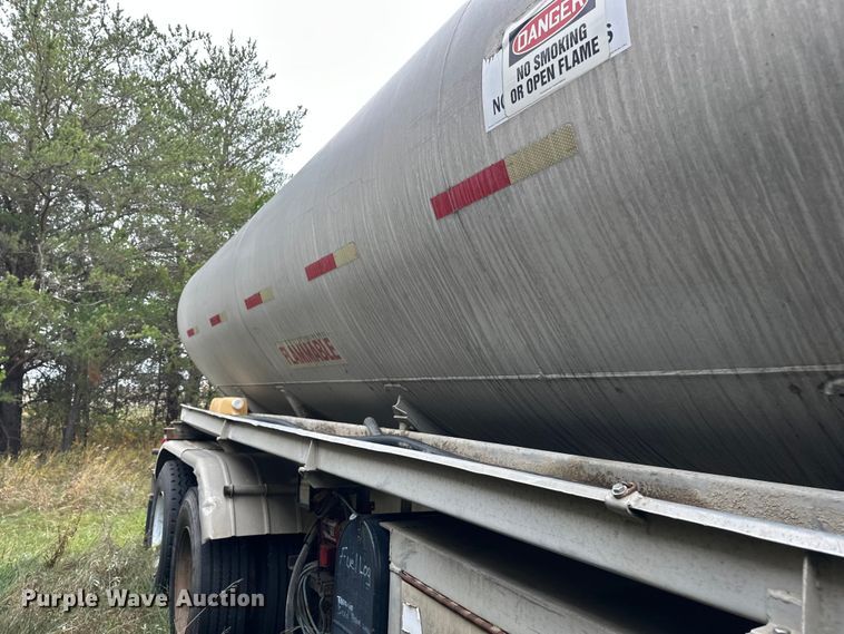 image for item DW4332 1976 Butler tank trailer