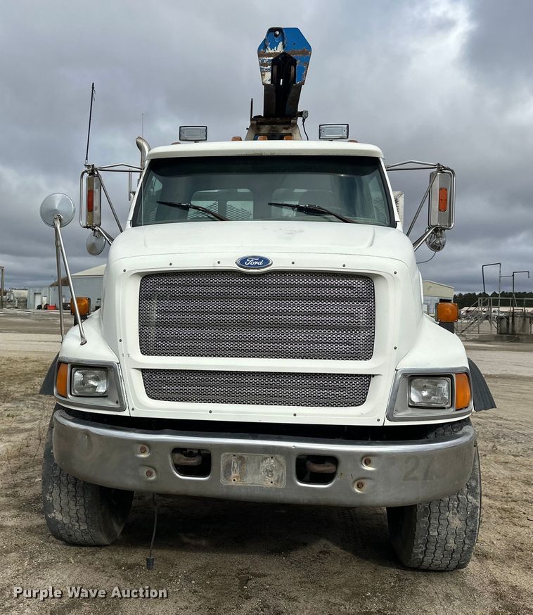 image for item DW4333 1997 Ford LT9513 crane truck