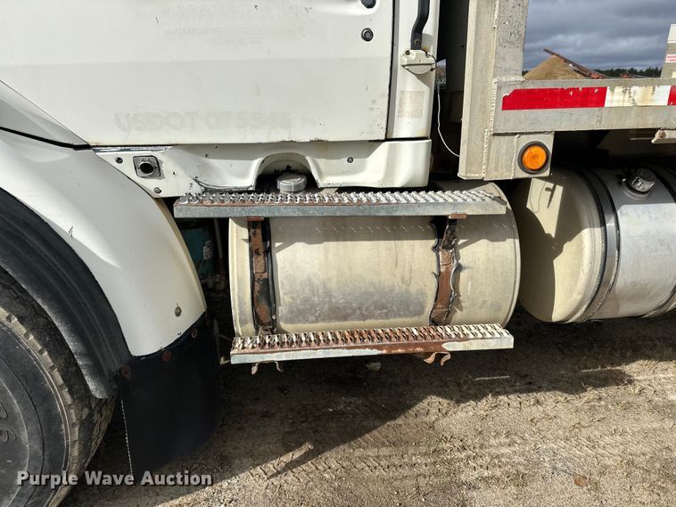 image for item DW4333 1997 Ford LT9513 crane truck