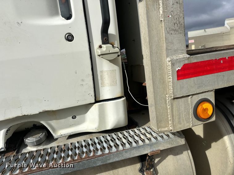 image for item DW4333 1997 Ford LT9513 crane truck