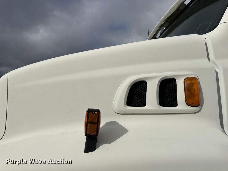 image for item DW4333 1997 Ford LT9513 crane truck