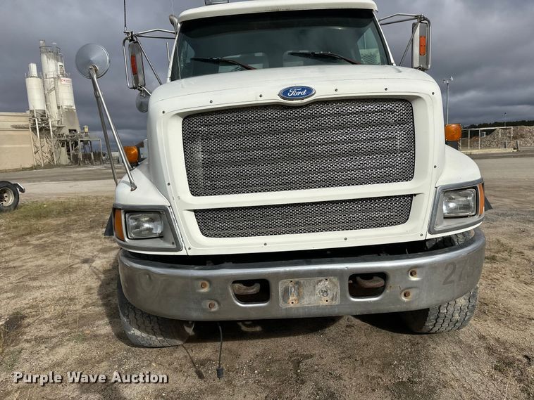 image for item DW4333 1997 Ford LT9513 crane truck