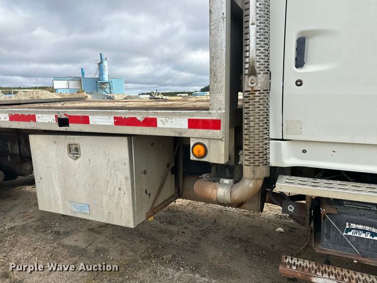 image for item DW4333 1997 Ford LT9513 crane truck