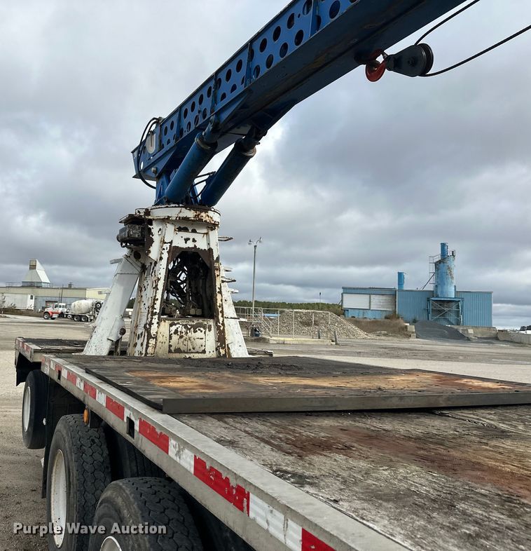 image for item DW4333 1997 Ford LT9513 crane truck