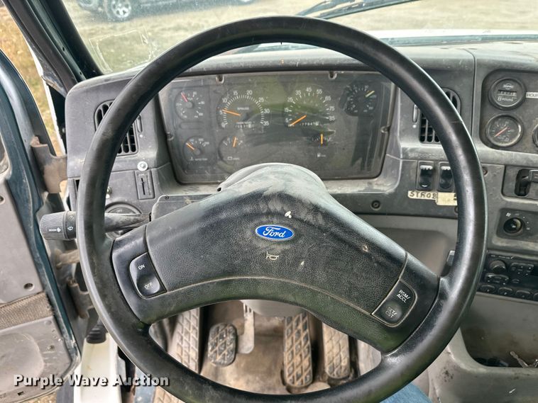 image for item DW4333 1997 Ford LT9513 crane truck