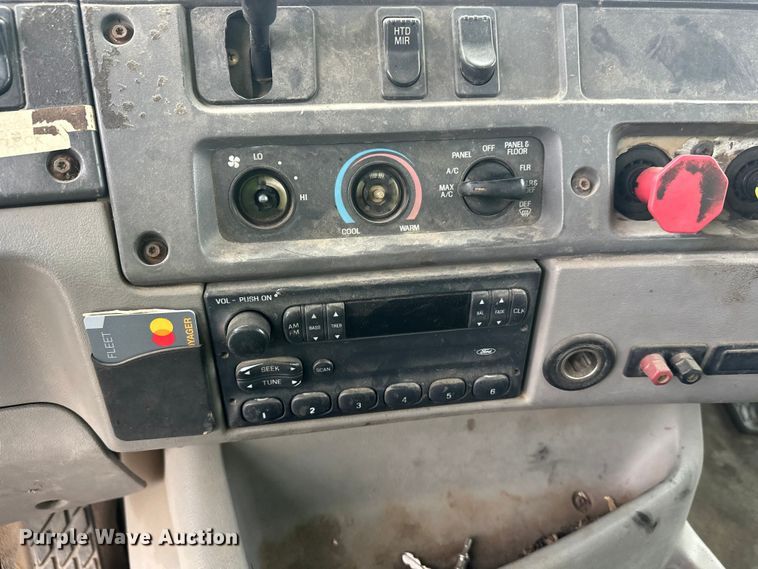 image for item DW4333 1997 Ford LT9513 crane truck