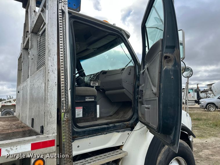 image for item DW4333 1997 Ford LT9513 crane truck