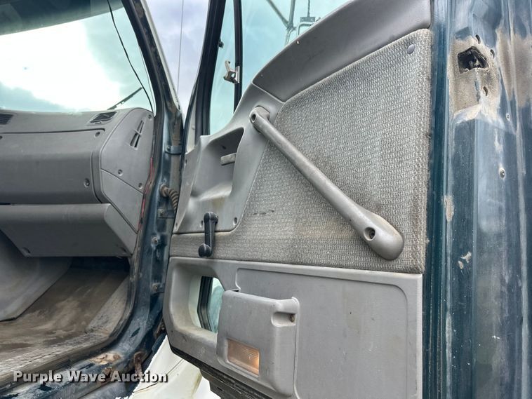 image for item DW4333 1997 Ford LT9513 crane truck