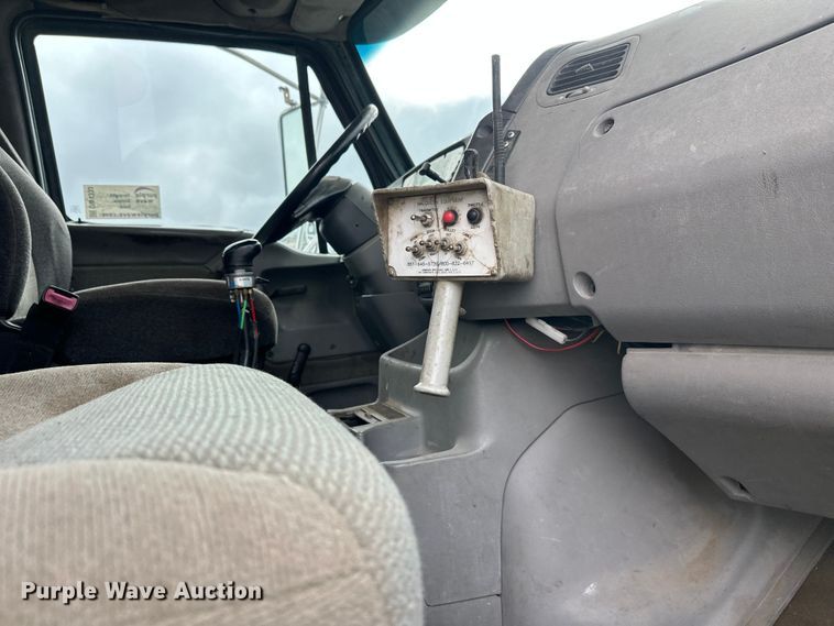 image for item DW4333 1997 Ford LT9513 crane truck