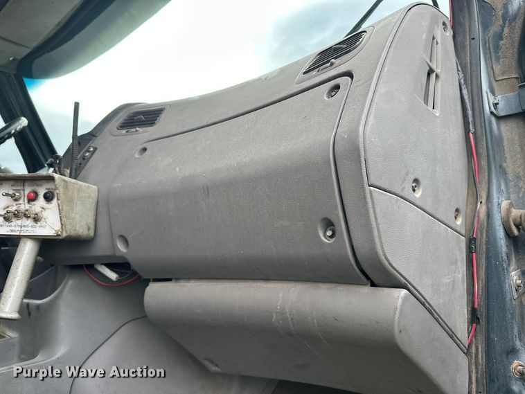 image for item DW4333 1997 Ford LT9513 crane truck