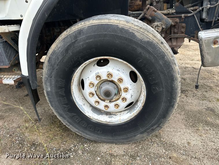 image for item DW4333 1997 Ford LT9513 crane truck