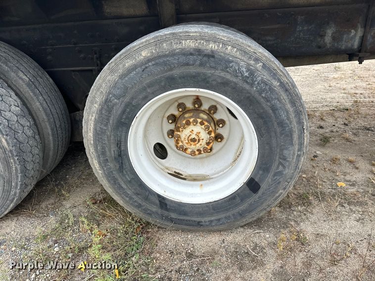 image for item DW4333 1997 Ford LT9513 crane truck