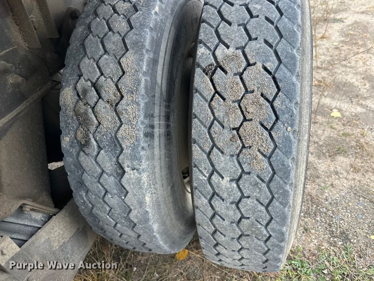 image for item DW4333 1997 Ford LT9513 crane truck