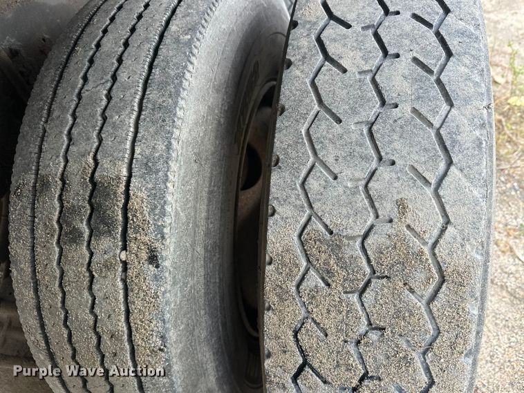 image for item DW4333 1997 Ford LT9513 crane truck