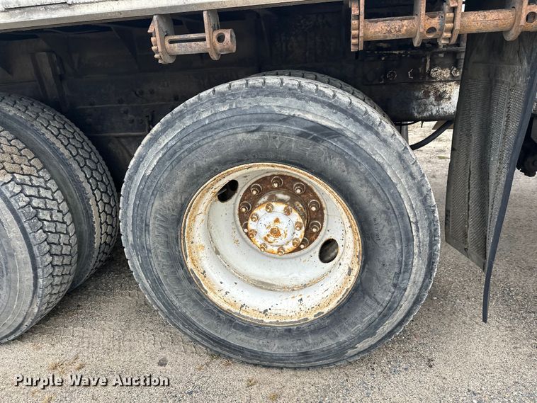 image for item DW4333 1997 Ford LT9513 crane truck