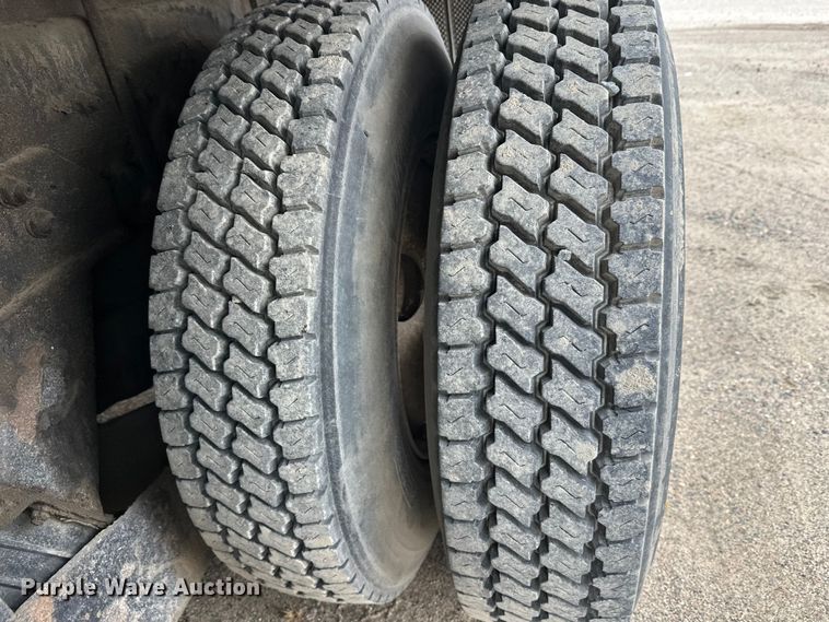 image for item DW4333 1997 Ford LT9513 crane truck